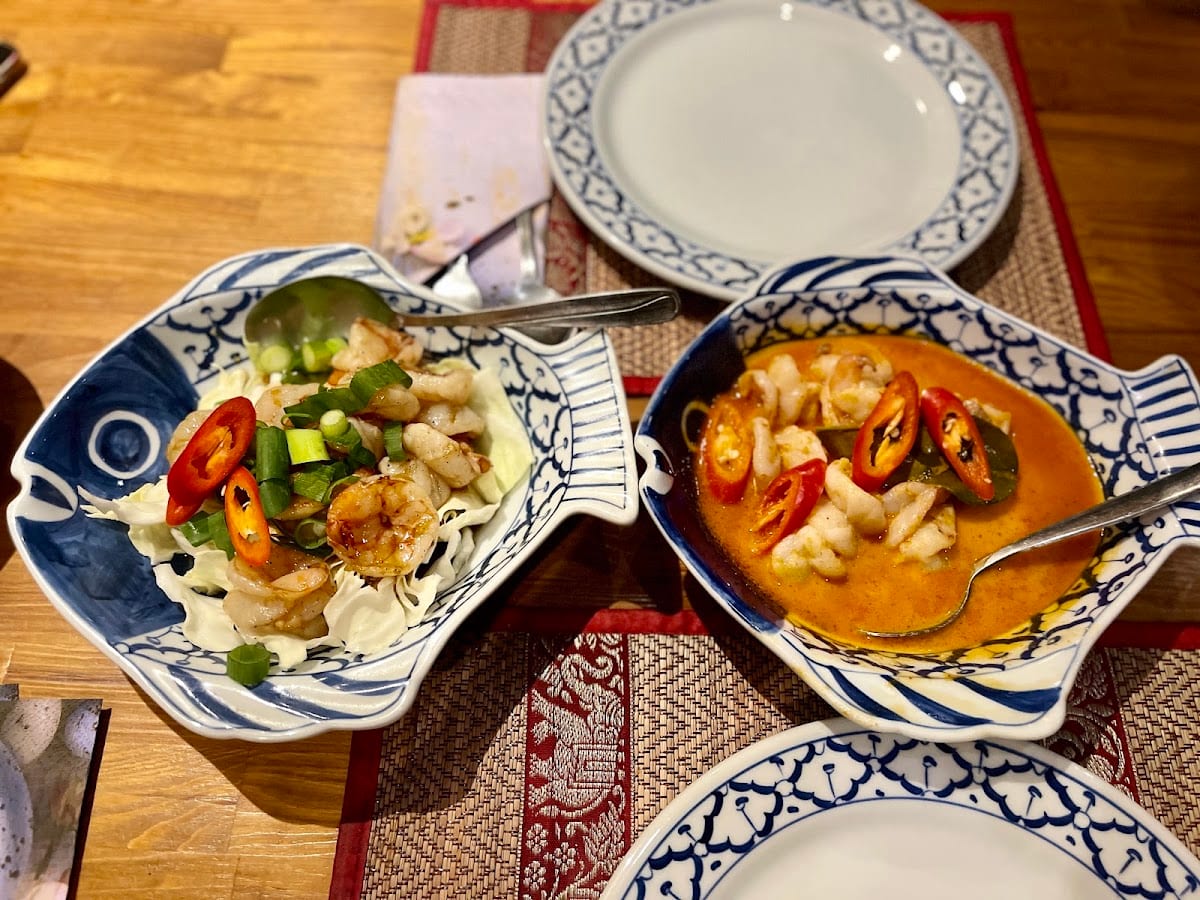 Twee Thaise gerechten op het blauw-witte servies van Kwan kookt Thais, gefotografeerd door een gast