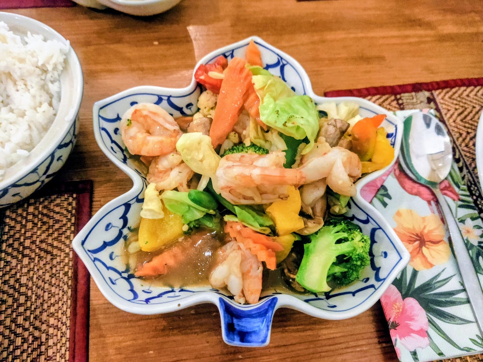 Garnalen-wokgerecht in een Thaise bladschaal bij Kwan kookt Thais