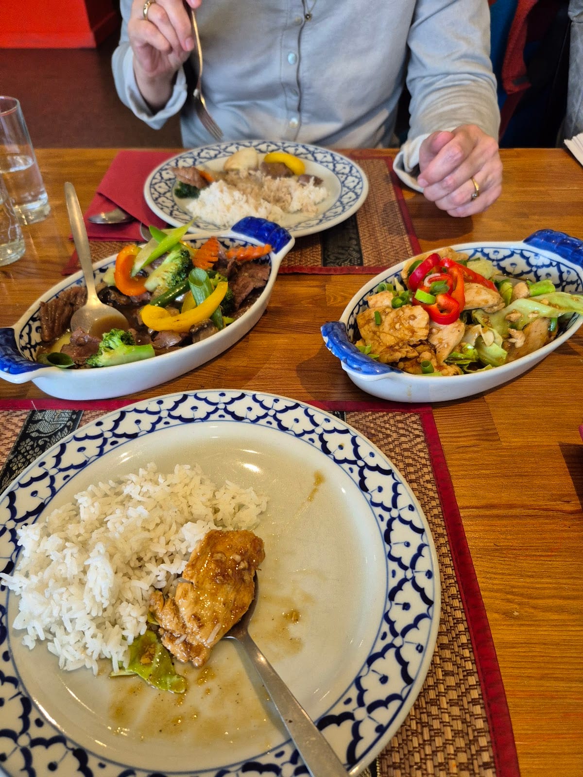 Tafel vol Thaise gerechten bij Kwan kookt Thais, gefotografeerd door een gast